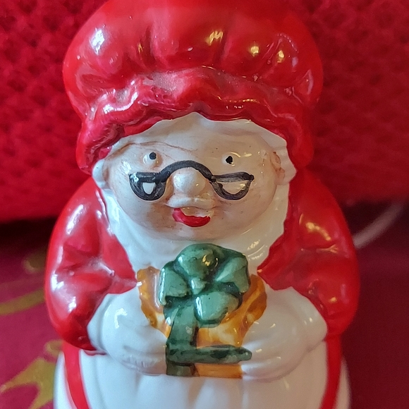 Vintage Santa & Mrs. Claus Salt & Peppers - Picture 5 of 12